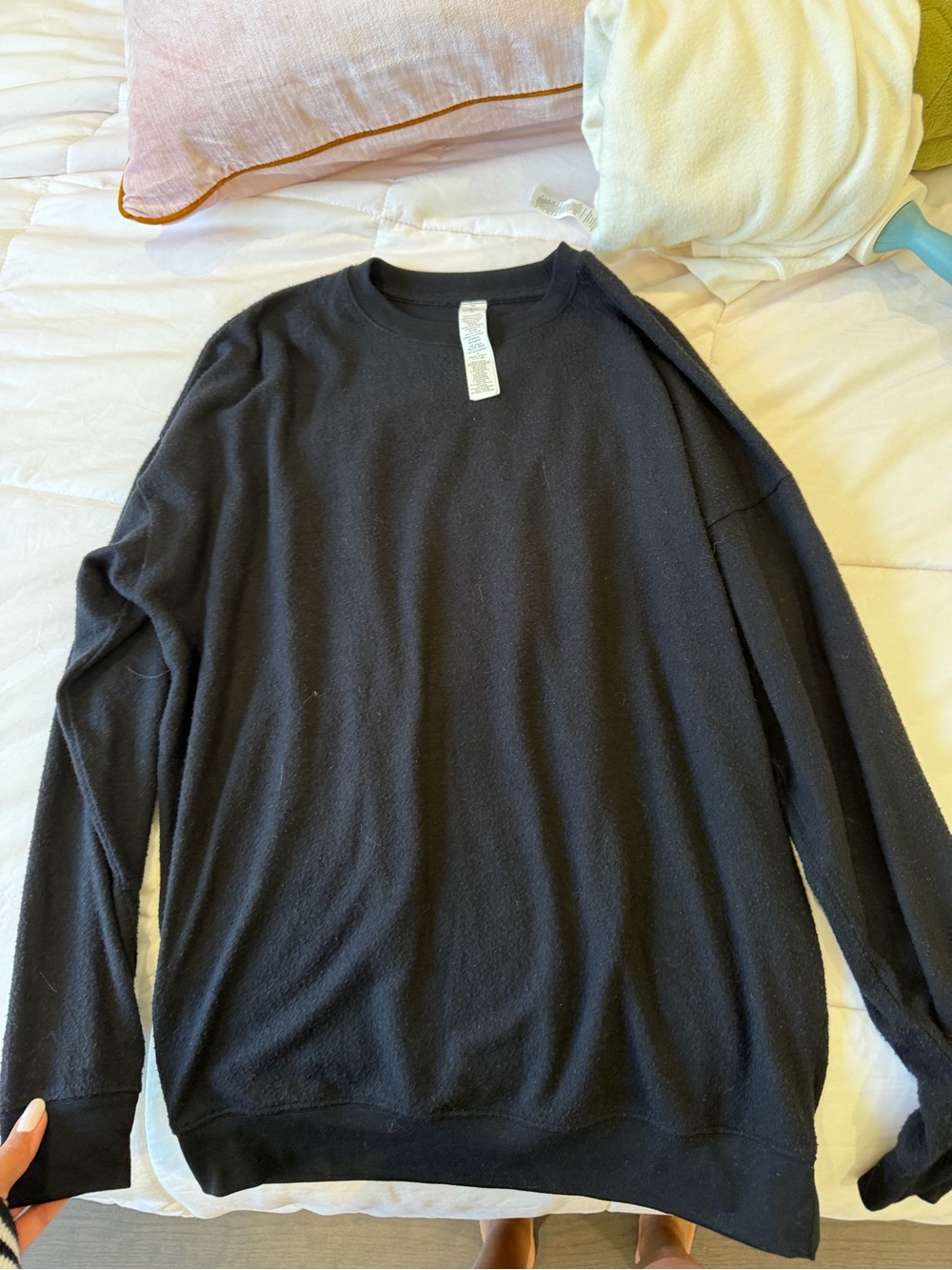 Alo Soho Pullover in black